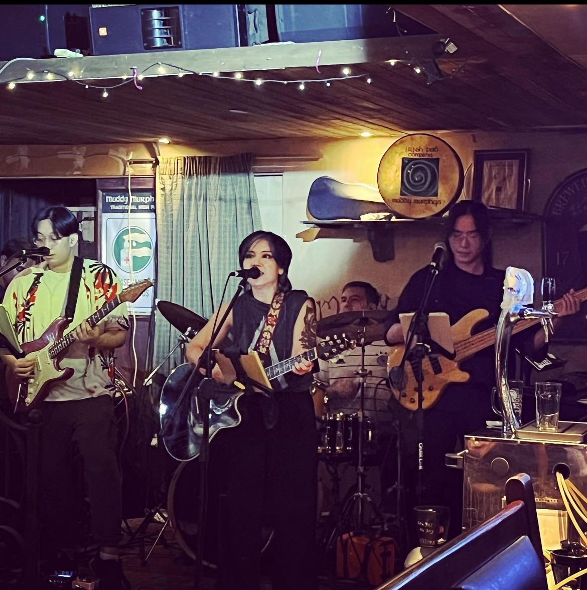 Musicians performing live at Muddy Murphy’s